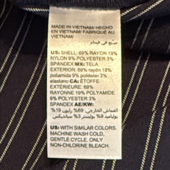 Chico's Navy So Slimming Brigitte Pinstriped Button Hem Crop Pants Size 6 - Picture 9 of 12